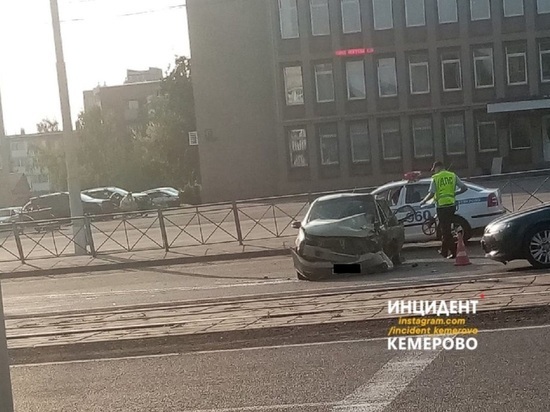 Рядом со зданием кемеровской районной администрации произошло ДТП