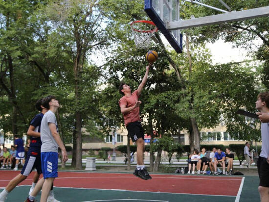 В Хабаровске на набережной обновили спортивные площадки для волейбола и баскетбола