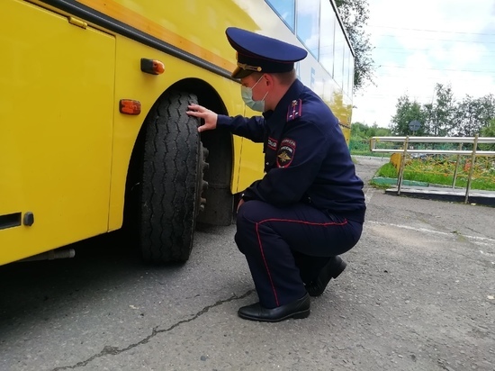 Сотрудники ГИБДД Петрозаводска проверили состояние нескольких школьных автобусов