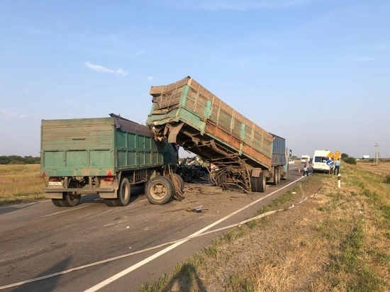 В массовом ДТП с грузовиками под Семикаракорском пострадали два человека