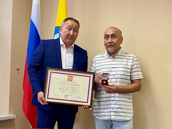 Калмыцкий художник награжден почетной грамотой Президента России