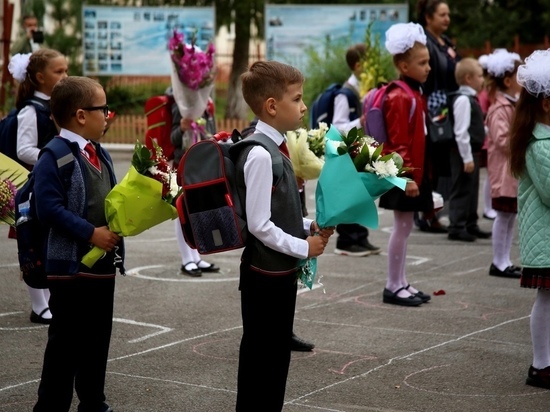 В Новосибирске линейки в зданиях школ проведут без родителей