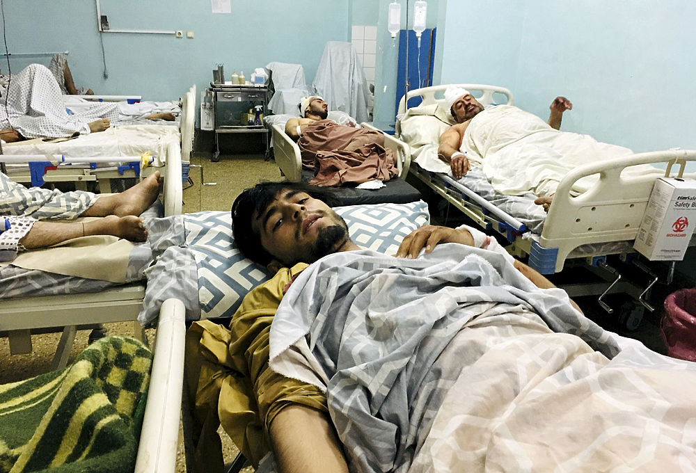 Серия взрывов в Кабуле унесла более ста жизней: кадры с места