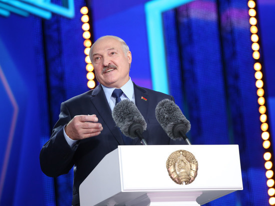 Лукашенко похвалил, но не стал пить подаренный белорусский коньяк