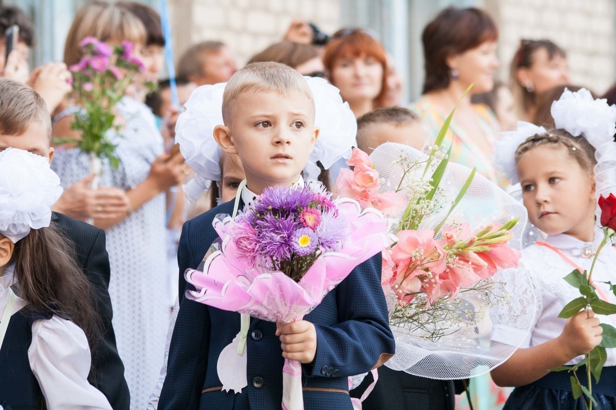 4 сентября с детьми. Первый звонок. 1 Сентября первый звонок. Первоклассница первый звонок. Ребенок первоклассник.