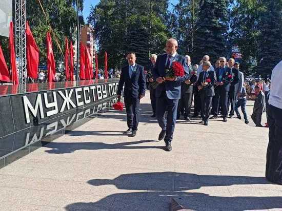 Сергей Цивилев возложил цветы к вечному огню на площади Мужества в Киселевске