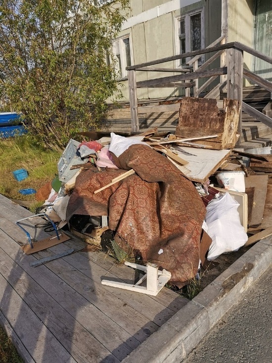 Неизвестные захламили развалившейся мебелью территорию у дома в Лабытнанги