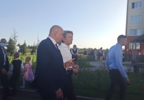 Певец присутствовал на торжественной церемонии в числе почетных гостей и встретил губернатора Кузбасса Сергея Цивилева дружескими объятиями