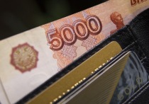 «Путинские» 10 000 рублей единоразовой выплаты пенсионеры на руки еще не получили, а некоторые экономисты уже советуют нам не торопиться