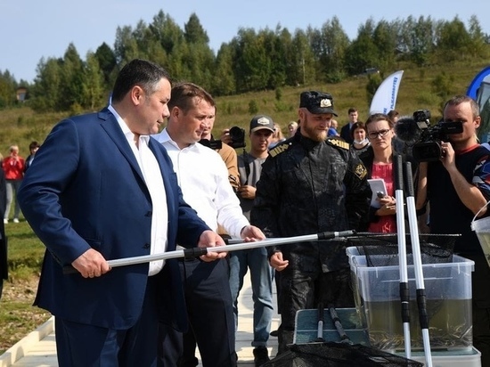 Игорь Руденя выпустил рыбу в Волгу в Тверской области