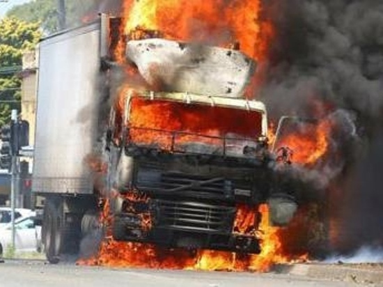 В Ивановской области 9 человек тушили загоревшийся грузовик
