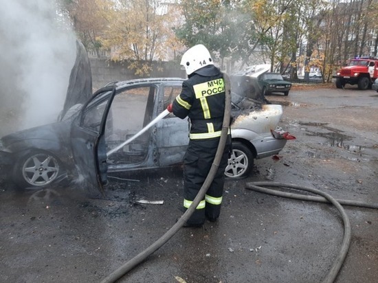 Утром в Вязьме загорелся автомобиль