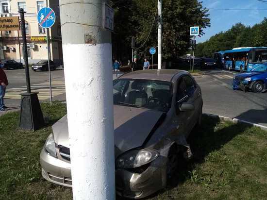 В Твери легковушка въехала в столб после столкновения с другой машиной