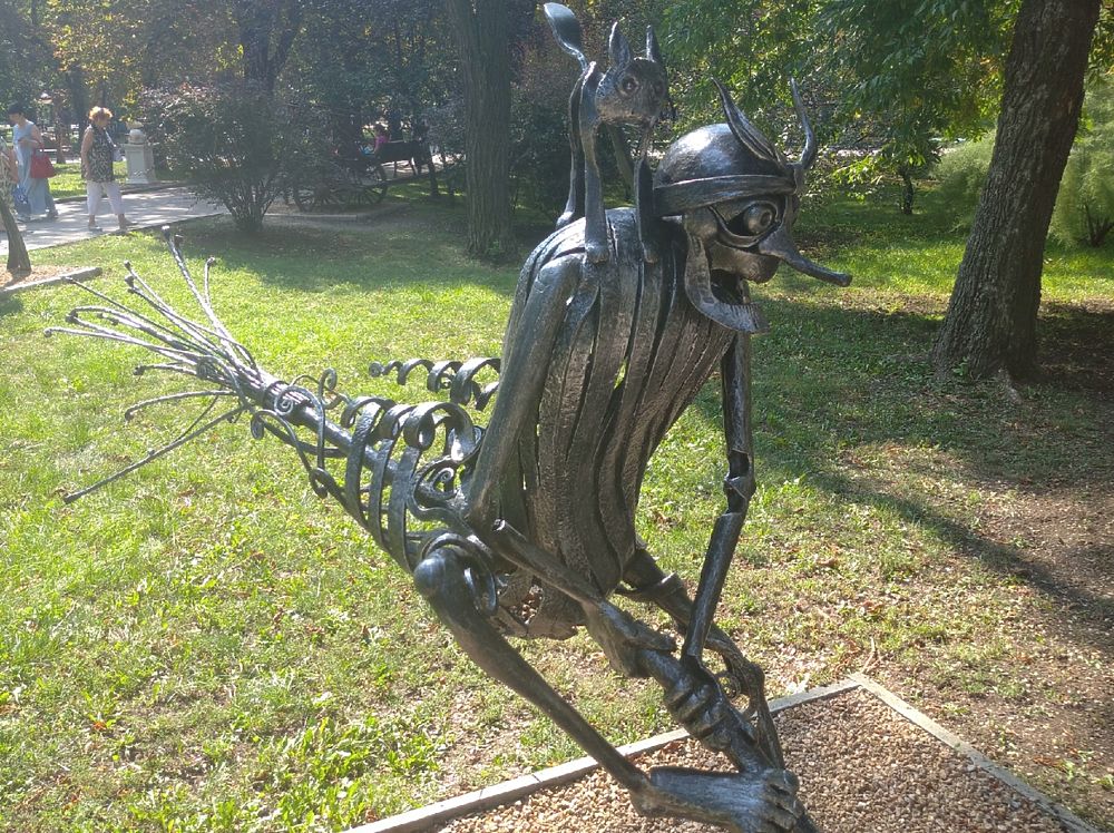 Интересная кованая скульптура в парке с уникальными названиями фигур