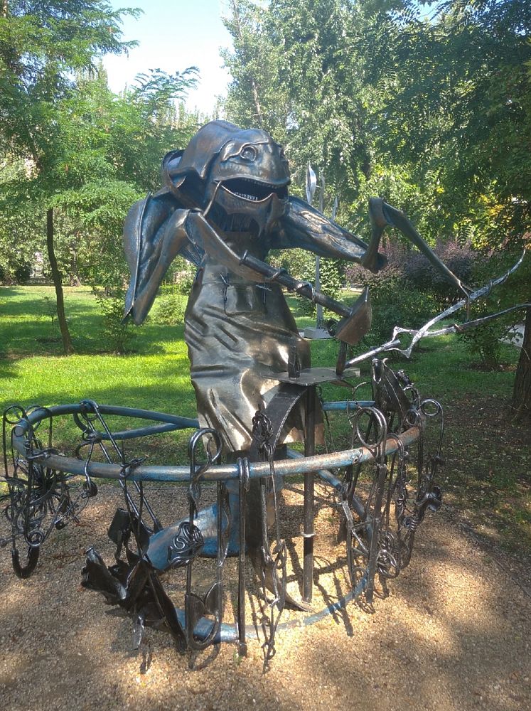 Уникальная и оригинальная фигура изготовленная из металла в парке с коваными скульптурами