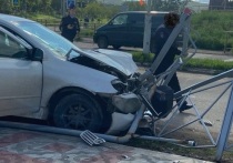 В Краснокаменске водитель без прав на управление автомобилем пытался скрыться от сотрудников полиции, но въехал в ограждение и был задержан