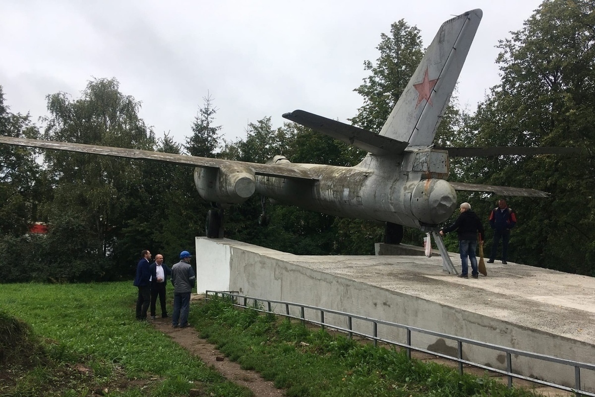 Новгород самолеты. Самолёт-памятник ил-28 Великий Новгород. Ил 28 Кречевицы. Ил-28 Катунино. Великий Новгород памятник самолет.