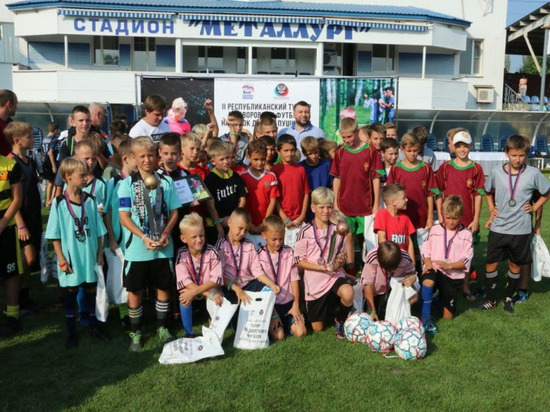 Глава ДНР наградил победителей турнира по дворовому футболу