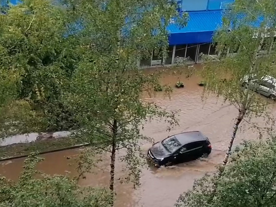 Небольшой дождь залил несколько улиц в Смоленске