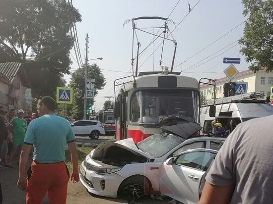 В Краснодаре на улице Горького трамвай снес машину