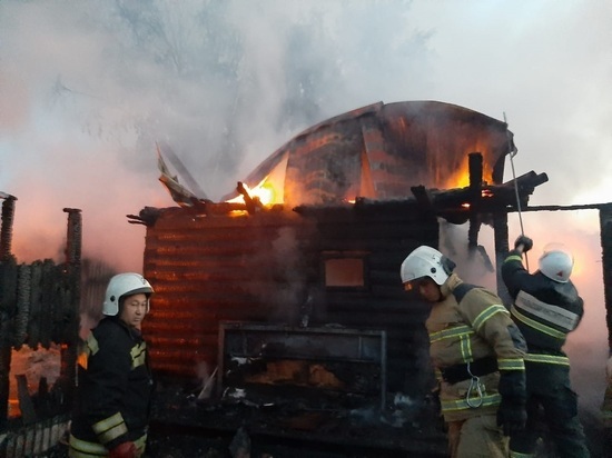 Дом, два гаража и автомобиль горели в Карпинске