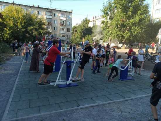 Детскую спортплощадку торжественно открыли олимпийские чемпионы в Новосибирске