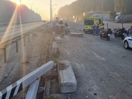 Водитель "LADA Priora" снес бетонный столб на Московском тракте