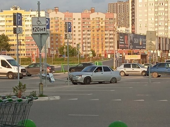 Водитель Lada снес дорожный знак на парковке возле «Леруа Мерлен» в Рязани
