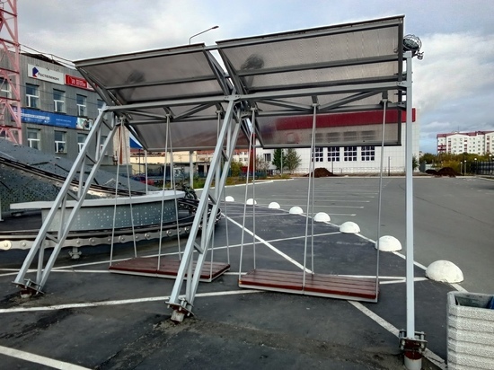 Крепление вырвало из асфальта: новые качели рухнули в Лабытнанги