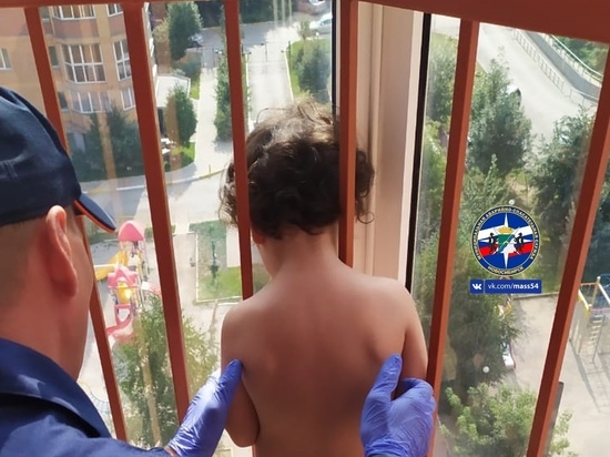 В Новосибирске спасатели вызволили застрявшего в решетке 3-летнего ребенка