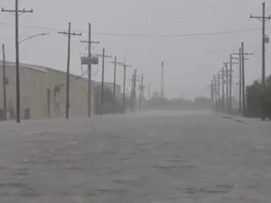 Байден предупредил, что обрушившийся на США ураган "Ида" будет разрушительным