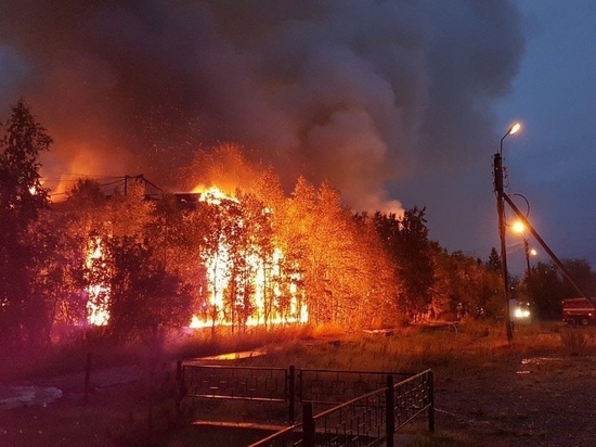 Бывшее здание вечерней школы сгорело в Новом Уренгое