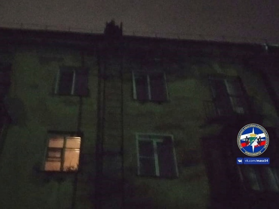 Неадекватного мужчину сняли с крыши дома спасатели ночью в Новосибирске