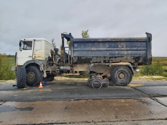 Водитель менял колесо грузовика и попал под «Урал» в ЯНАО