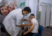 В Израиле власти говорят, что всем, кому сделано два укола от COVID, нужна третья прививка для надлежащей защиты от коронавируса