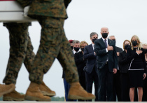 Америка продолжает оплакивать 13 военнослужащих, погибших во время теракта в четверг в кабульском аэропорту