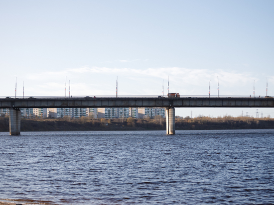 В Пскове парень погиб после падения в реку с моста
