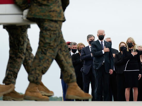 Президент США оказался под огнем резкой критики за афганскую катастрофу