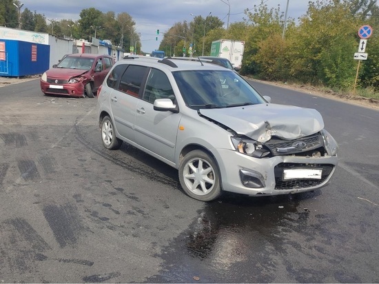 На улице Качевской в Рязани в ДТП с участием «Лады» и Renault пострадали четверо