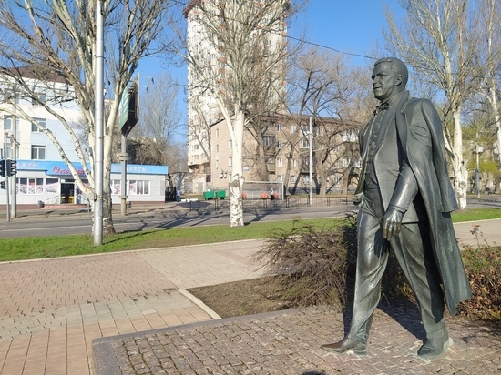 Памятнику Иосифа Кобзона в Донецке исполнилось 18 лет