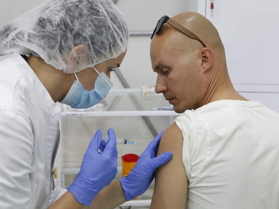 Полный цикл вакцинации от COVID-19 прошли более 1,4 млн жителей Петербурга