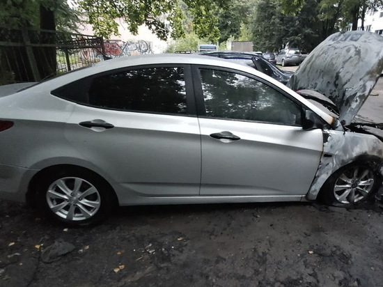 На Рыленкова в Смоленске рано утром полыхала еще одна иномарка