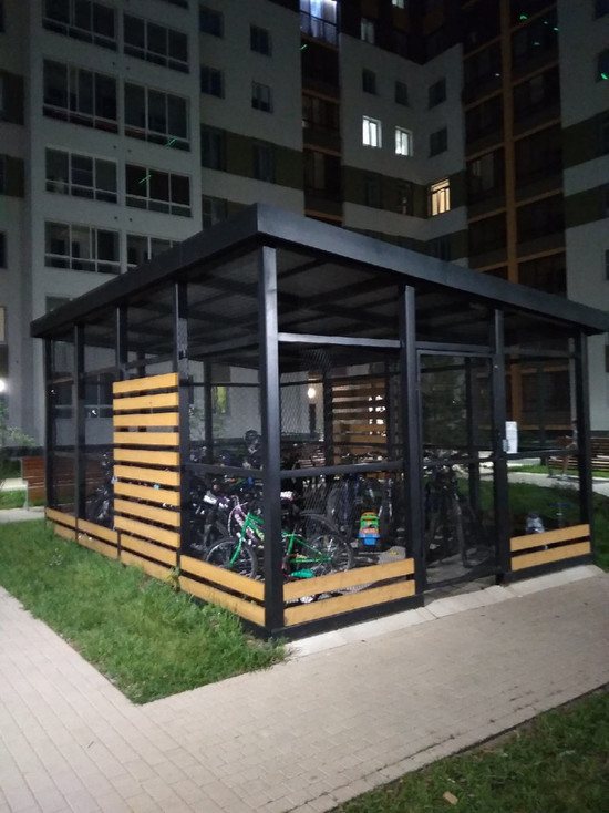 Во дворах в Кирове начали строить гаражи для велосипедов