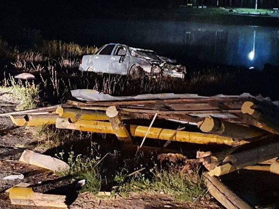 Снес остановку и опрокинулся: в Чувашии погиб водитель «Приоры»
