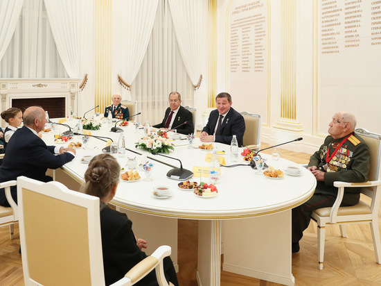 Глава МИД РФ Лавров и губернатор Бочаров провели встречу с ветеранами