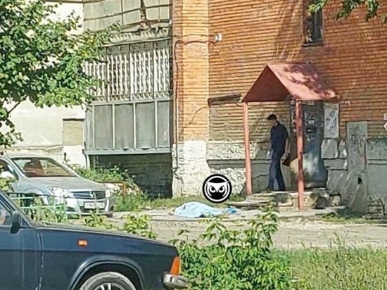В Пензе под окнами многоквартирного дома лежит тело человека