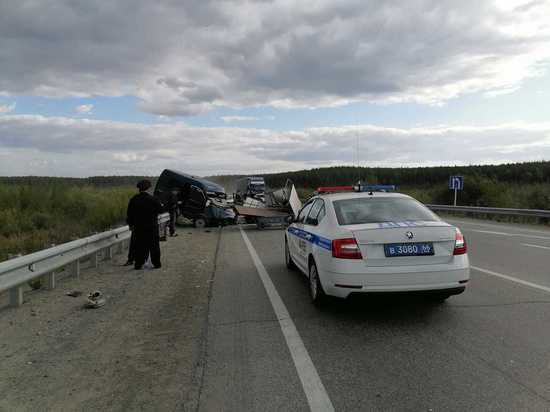Водитель ВАЗ-2111 погиб в столкновении с фургоном под Первоуральском