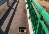 С Милицейского моста в Астрахани вандалы украли 5 решеток ливневки