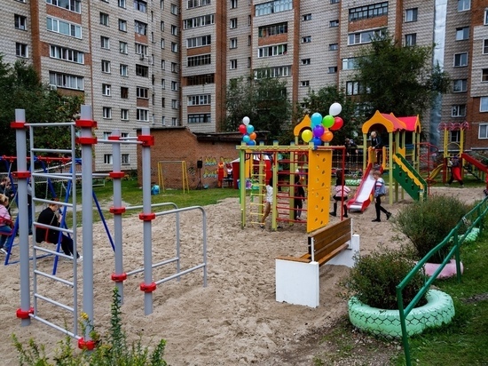 Новую детскую площадку с аттракционами открыли на левом берегу Новосибирска