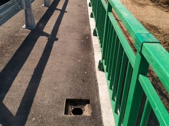 С Милицейского моста в Астрахани вандалы украли 5 решеток ливневки